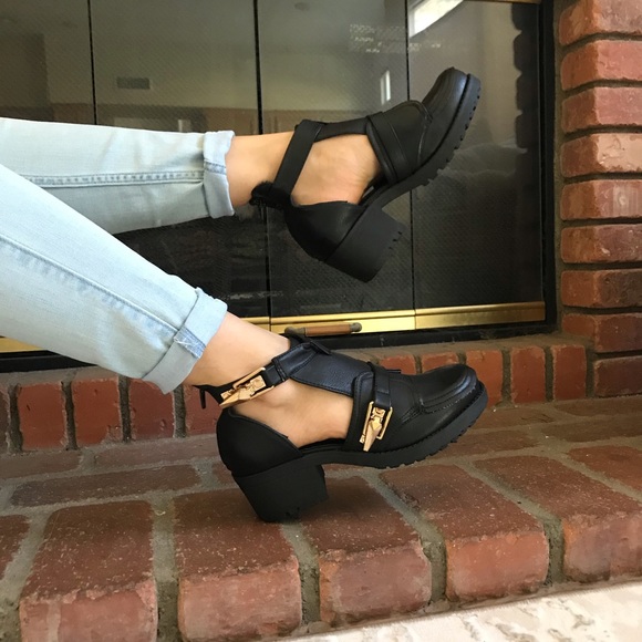 Black cut out sides block heel vegan booties✨ - Picture 3 of 8